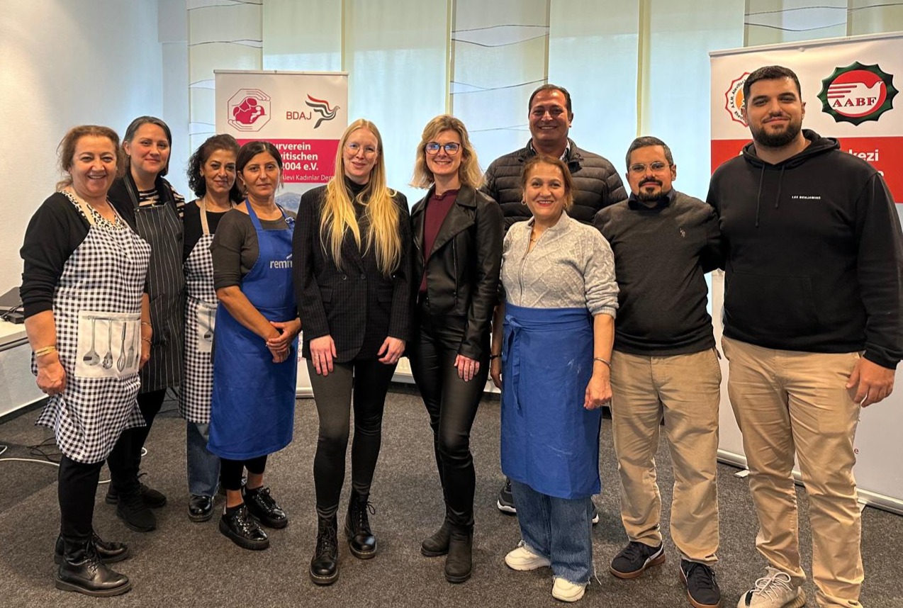 Planungsbesuch bei der Alevitischen Gemeinde Rheda-Wiedenbrück: Linda Pieper und Katharina Meschede (5. und 6. v. l.) von der Premium Food Group. Im ersten Schritt werden zwölf Projekte aus Ostwestfalen-Lippe mit insgesamt rund 1,8 Millionen Euro aus dem OWL-Corona-Sozialfonds gefördert.